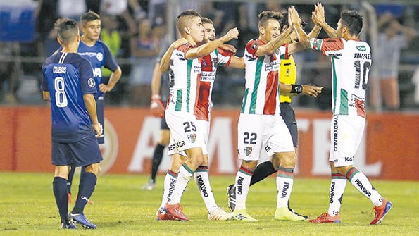 Los jugadore de Palestino festejan y los de Talleres sufren.