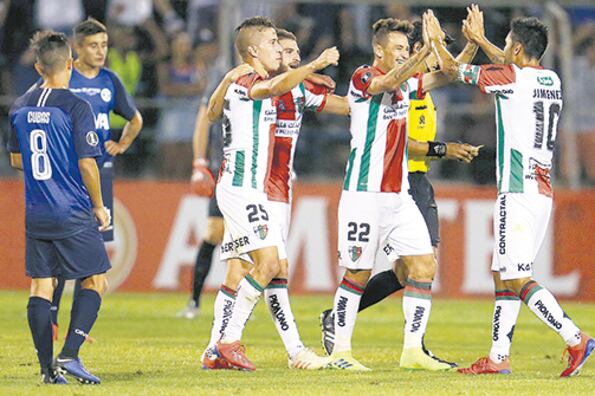 Los jugadore de Palestino festejan y los de Talleres sufren.