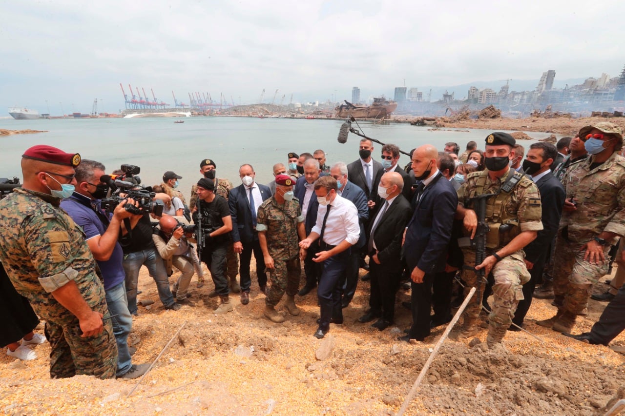 Rodeado de cámaras y soldados  Macron visita el sitio de la explosión. 2. Remueven escombros en un barrio cercano al puerto de Beirut. (EFE)