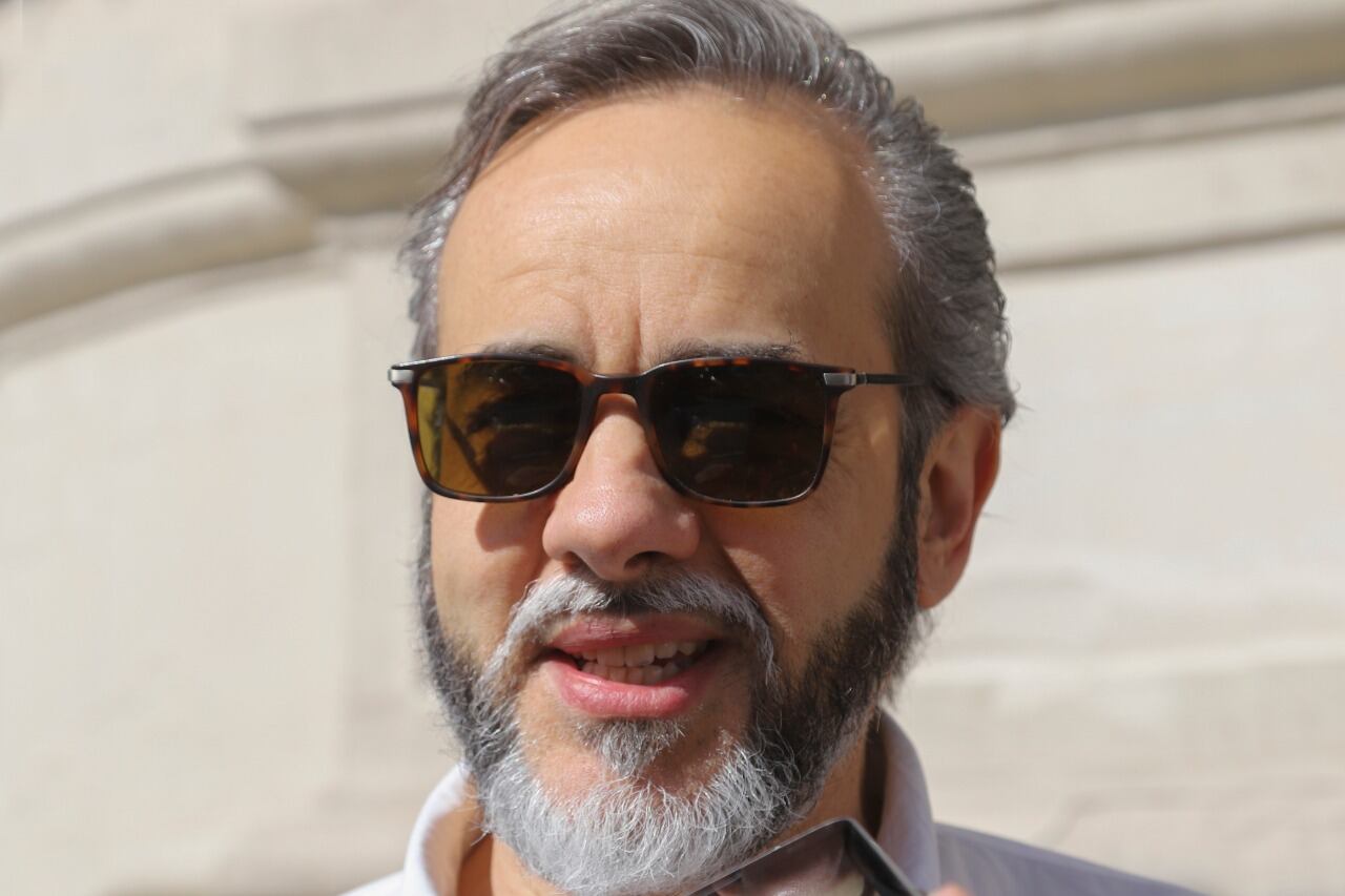 "Un buen maestro es el que enseña con la palabra y, fundamentalmente, el que predica con el ejemplo", dijo López.