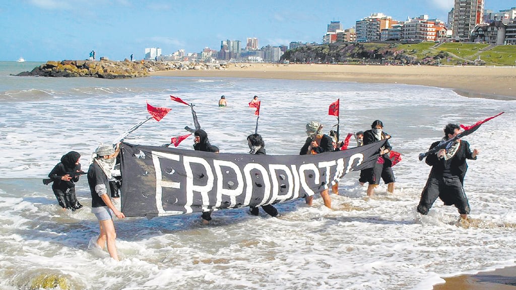 En Mar del Plata, 2005, simulando un ataque terrorista a George W. Bush. durante la Cumbre de las Américas.