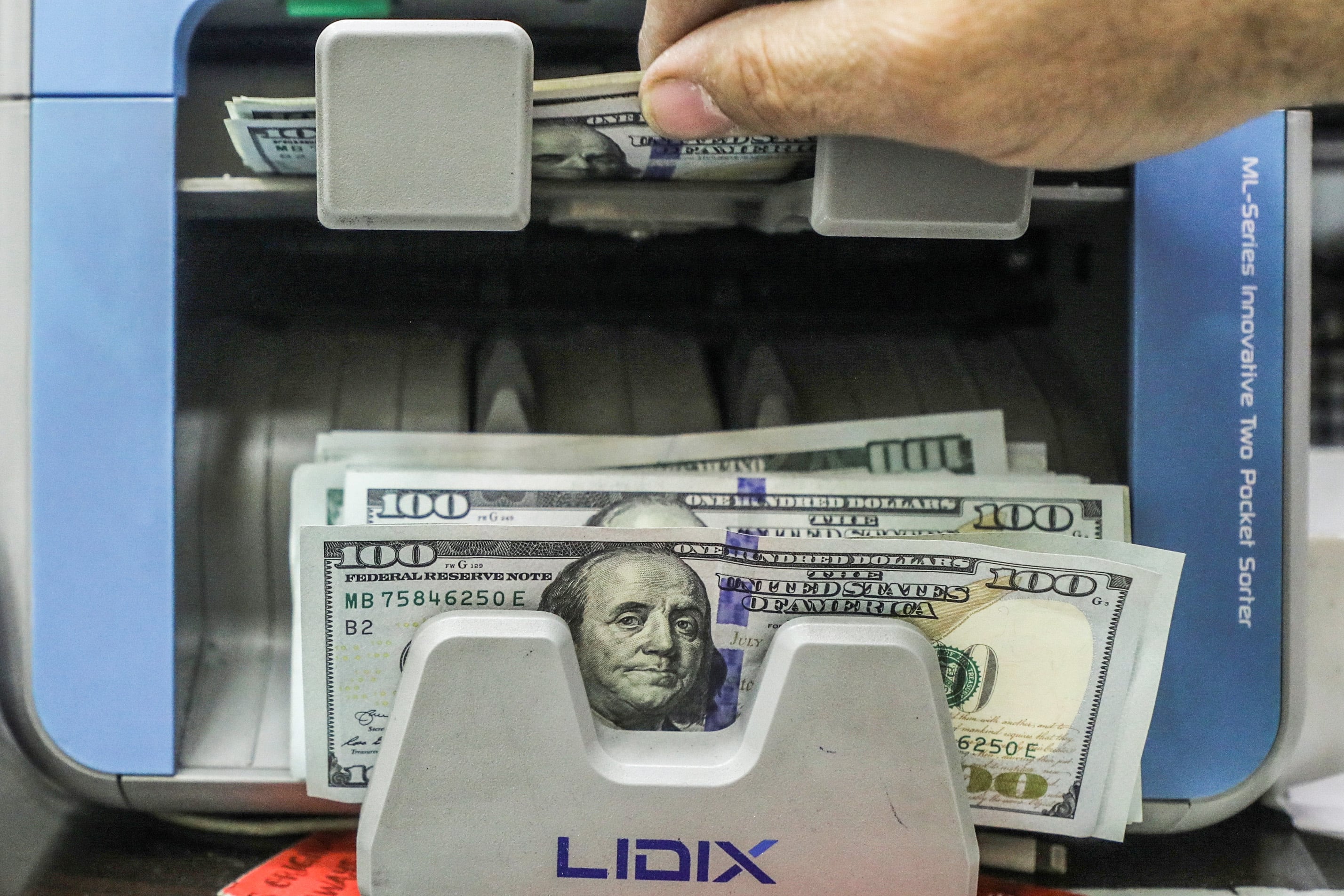 El dólar blue volvió a subir 10 pesos y terminó en 1450 pesos.