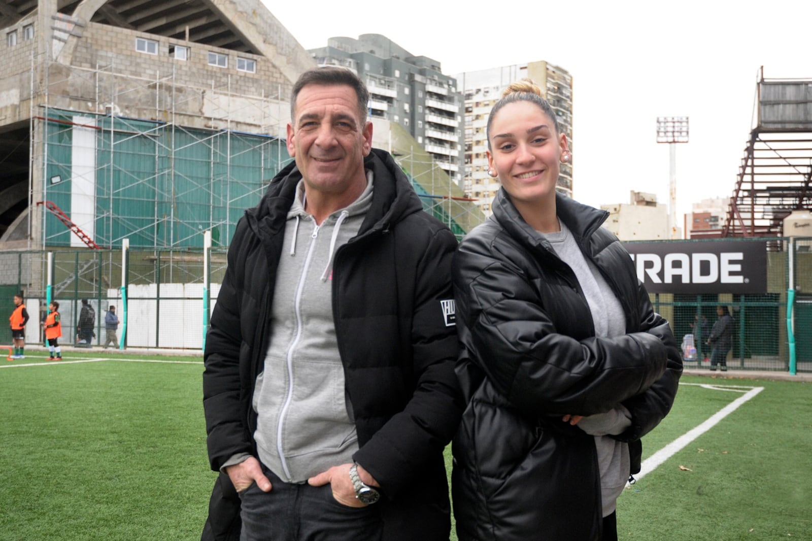 Alejandro y Valentina Gartenbank en las instalaciones de Ferro Carril Oeste