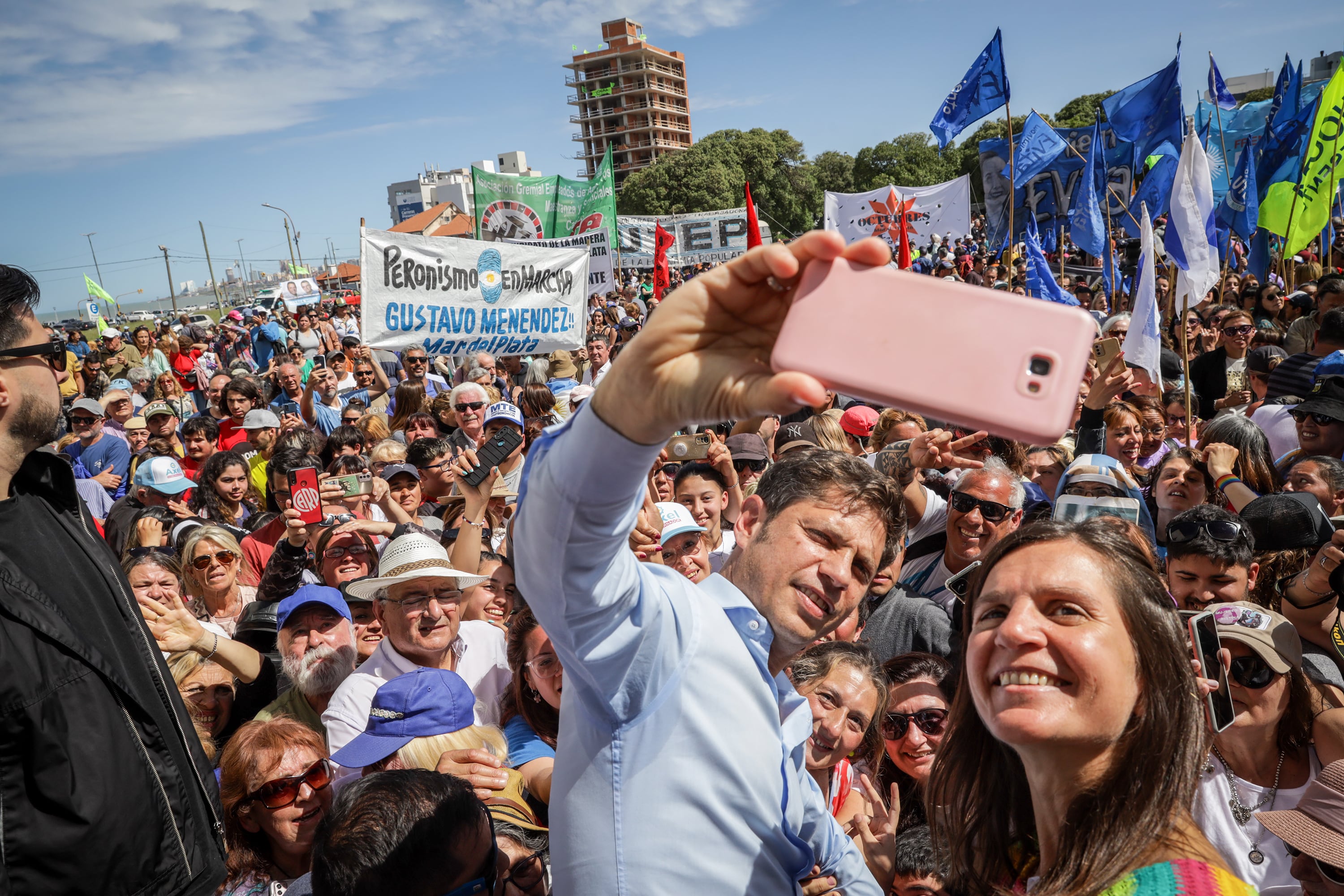 Axel Kicillof junto a Fernanda Raverta en Mar del Plata