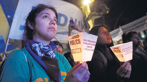Una marcha de antorchas llegó a Plaza de Mayo en protesta contra el ajuste a las universidades.