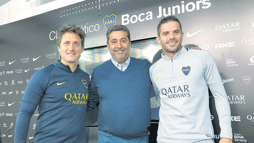 Barros Schelotto, junto a Angelici y Gago, trabajó con el equipo que presentará mañana en la Copa Argentina.