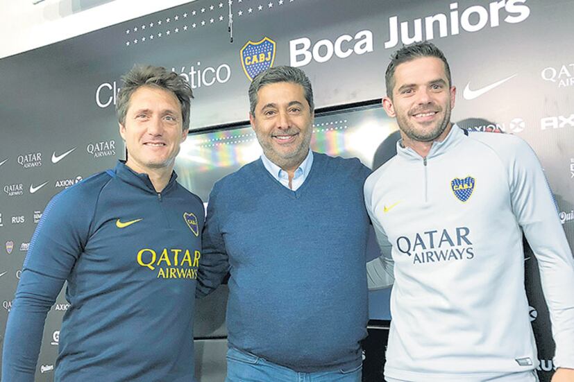Barros Schelotto, junto a Angelici y Gago, trabajó con el equipo que presentará mañana en la Copa Argentina.