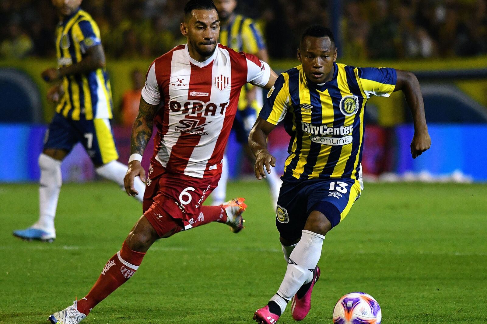 El colombiano Campaz intenta ante la marca de su compatriota Gordillo