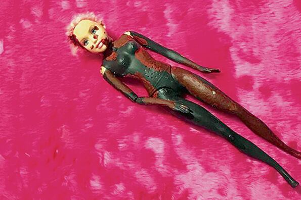 Los chicos escenificaron la violencia machista de canciones muy populares.