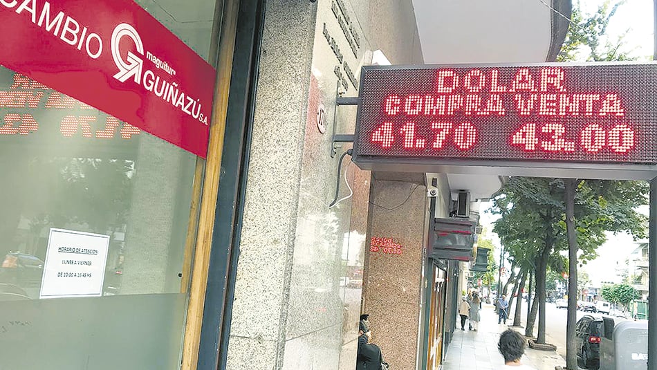 La cotización del dólar en casas de cambio estuvo cerca de los 44 pesos.