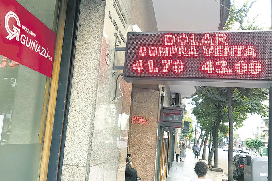 La cotización del dólar en casas de cambio estuvo cerca de los 44 pesos.