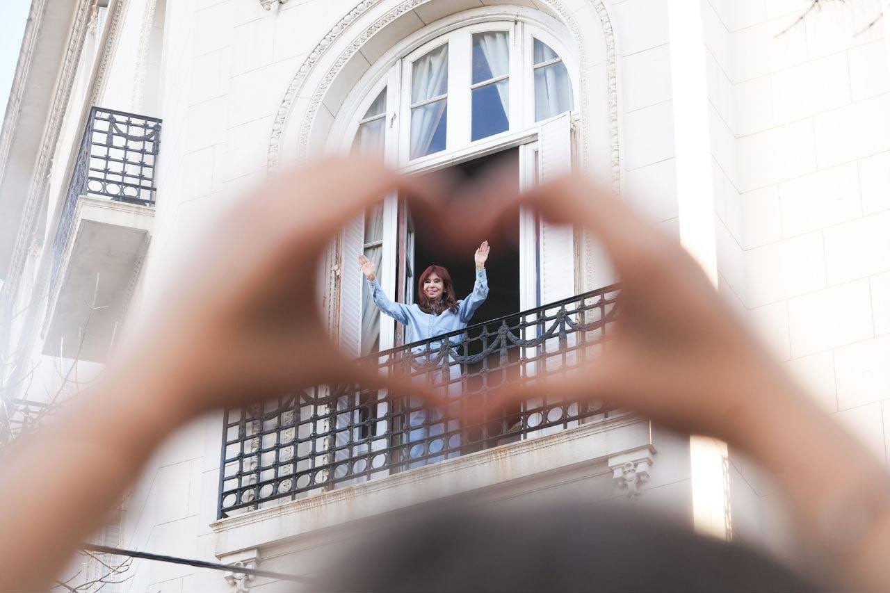 Convocan a movilizarse a San José 1111 este sábado por la tarde en apoyo a Cristina Kirchner, a 100 días de la condena judicial