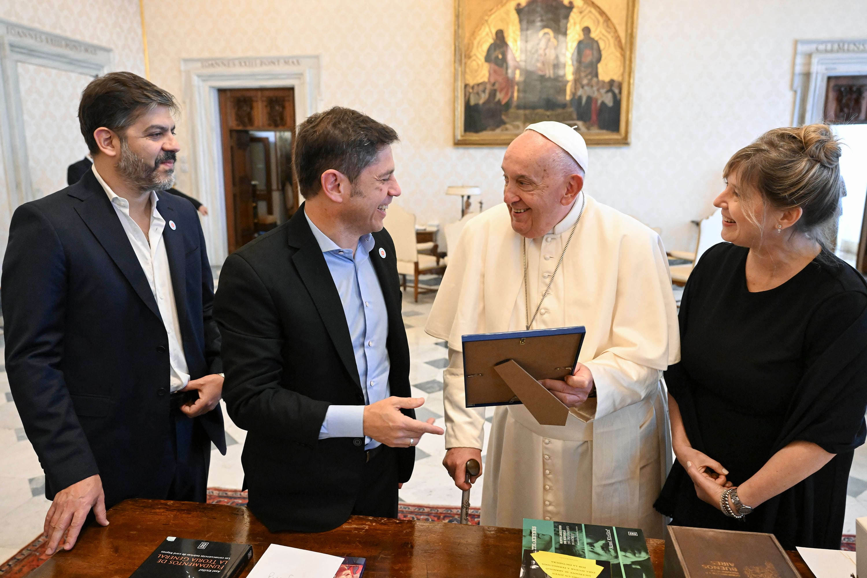 El Papa recibió a Kicillof. En el momento de los regalos se sumaron Cristina Álvarez Rodríguez y Carlos Bianco.