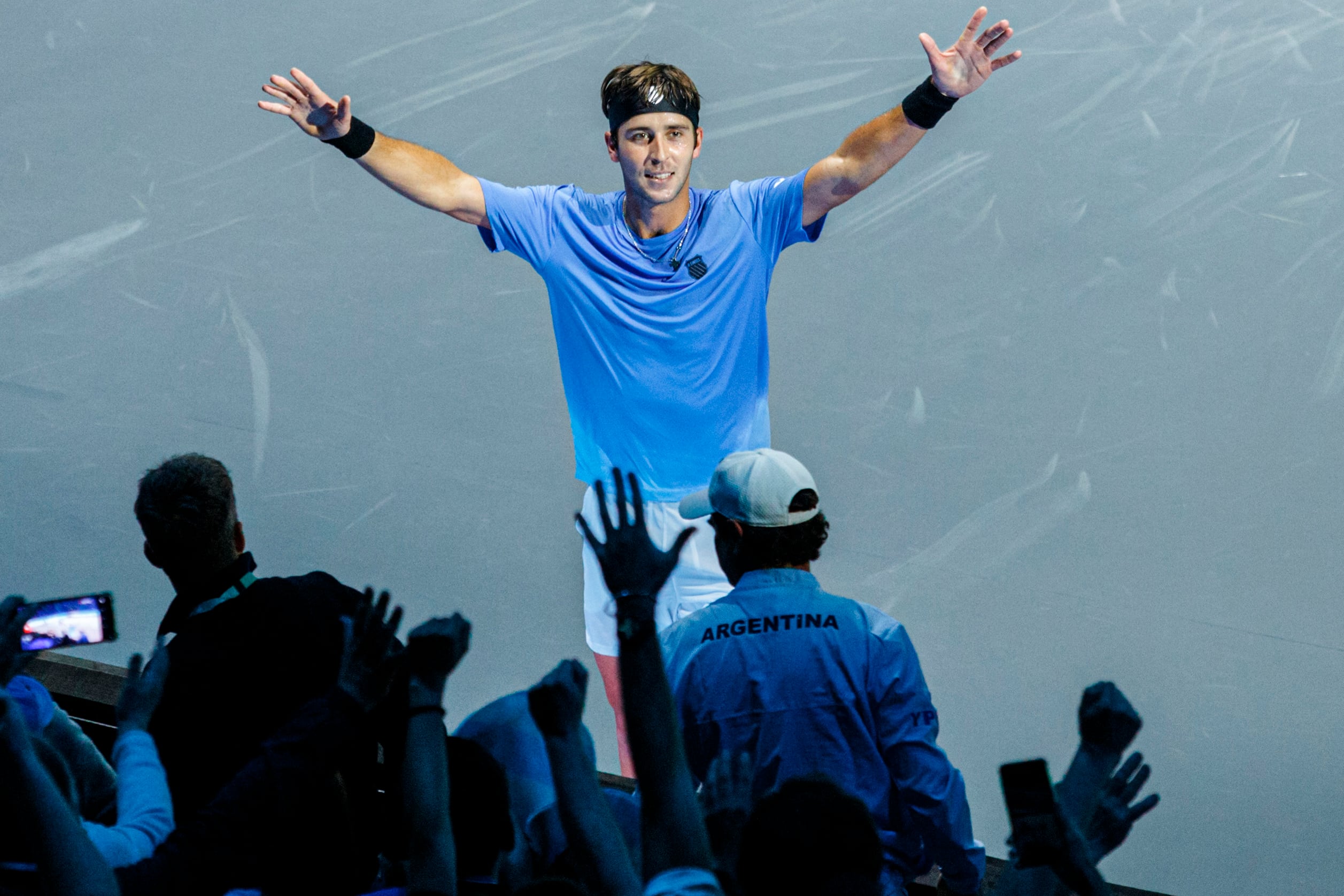 El festejo de Etcheverry, que ganó sus dos puntos de singles