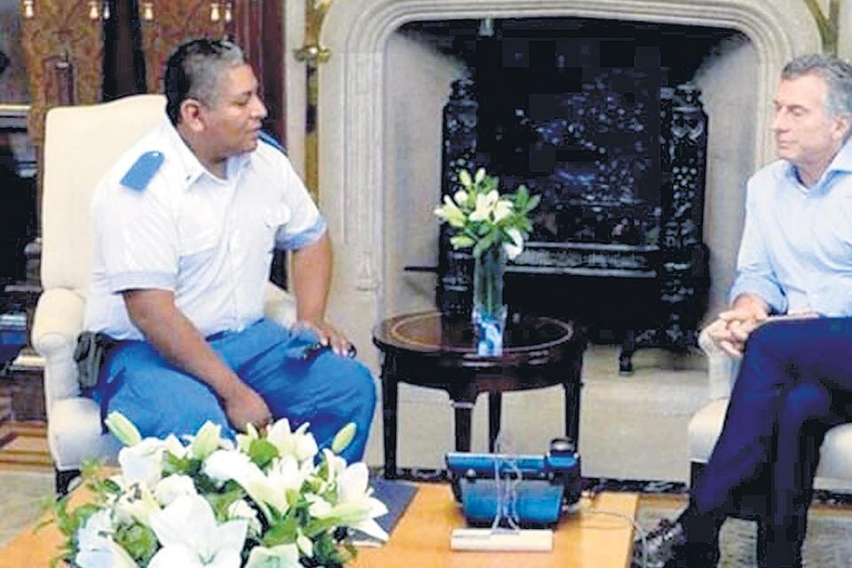 El policía fue recibido por Macri en la Rosada tras matar por la espalda a un ladrón que escapaba.