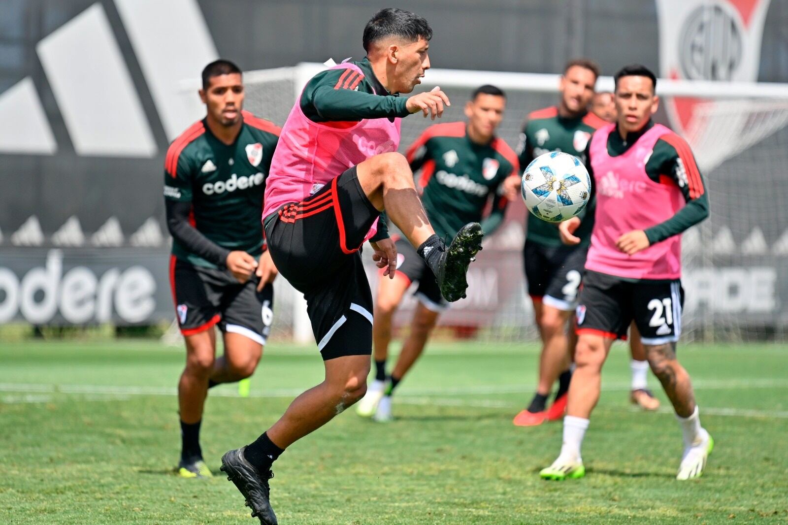 Aliendro baja la pelota durante la práctica millonaria.