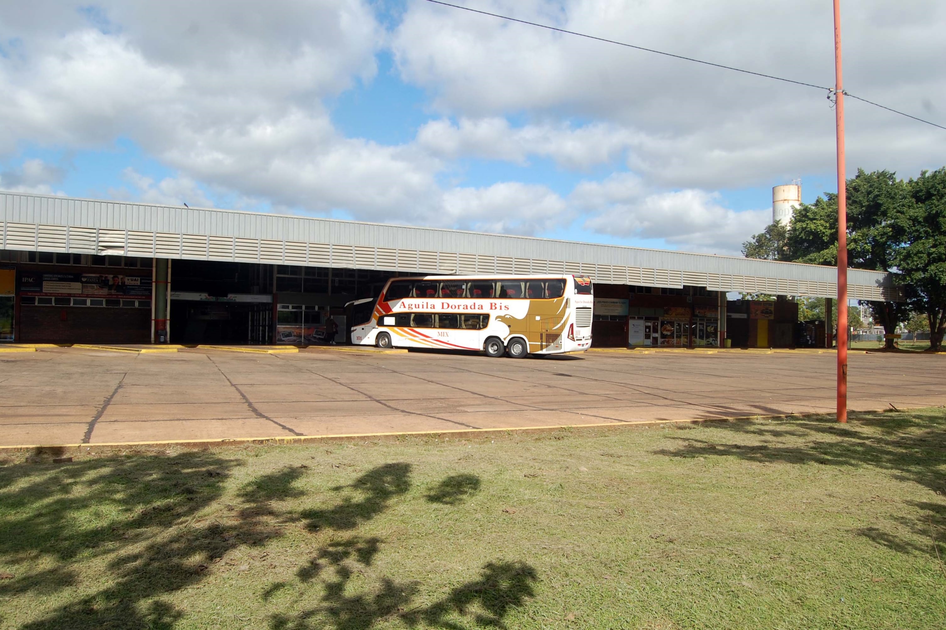 Un colectivo de media distancia en Misiones, afectado por el paro de la UTA (Télam).