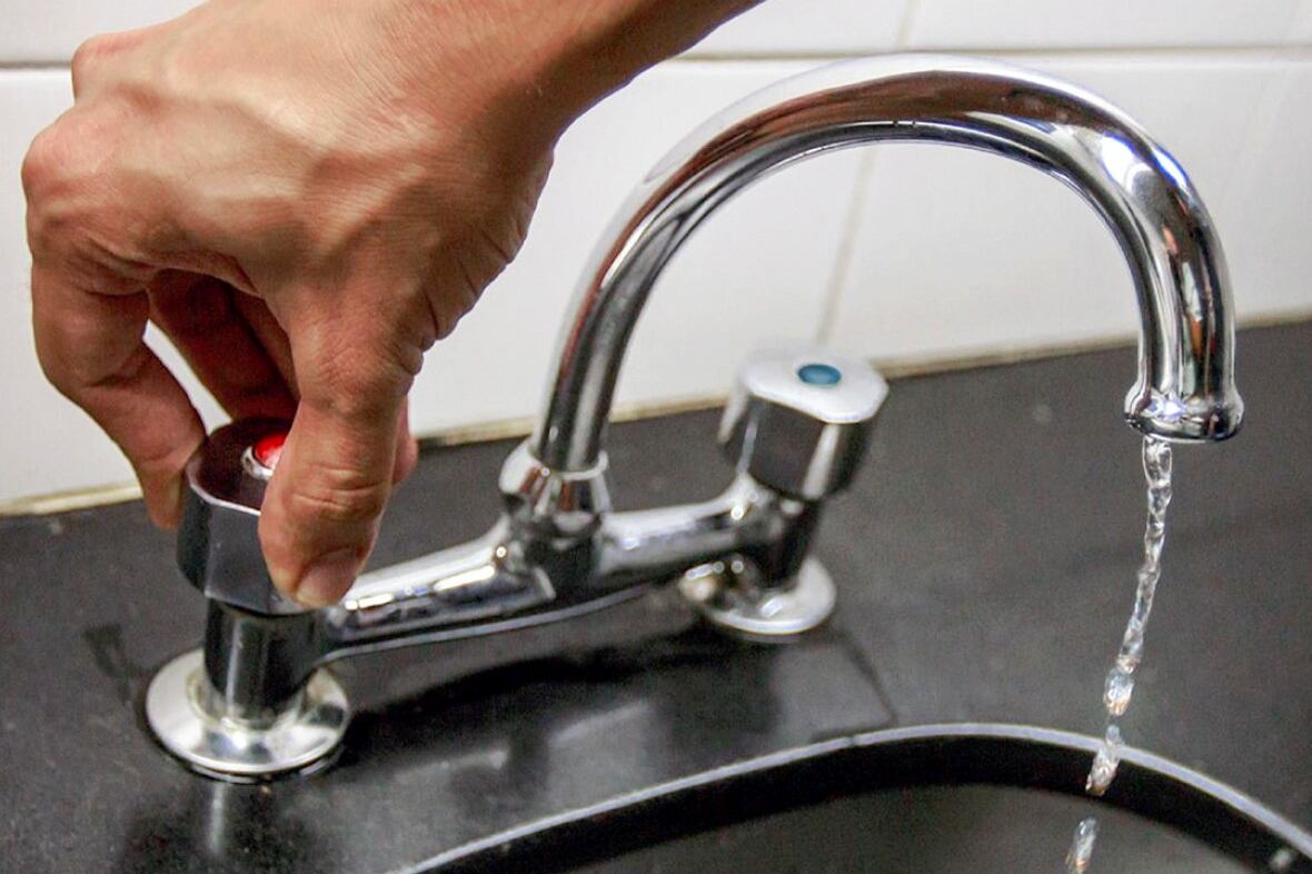 Agua y Saneamientos Argentinos (AySA) anticipó que reducirá el subsidio del agua de forma escalonada y gradual. (NA)