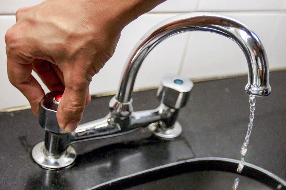 Agua y Saneamientos Argentinos (AySA) anticipó que reducirá el subsidio del agua de forma escalonada y gradual. (NA)