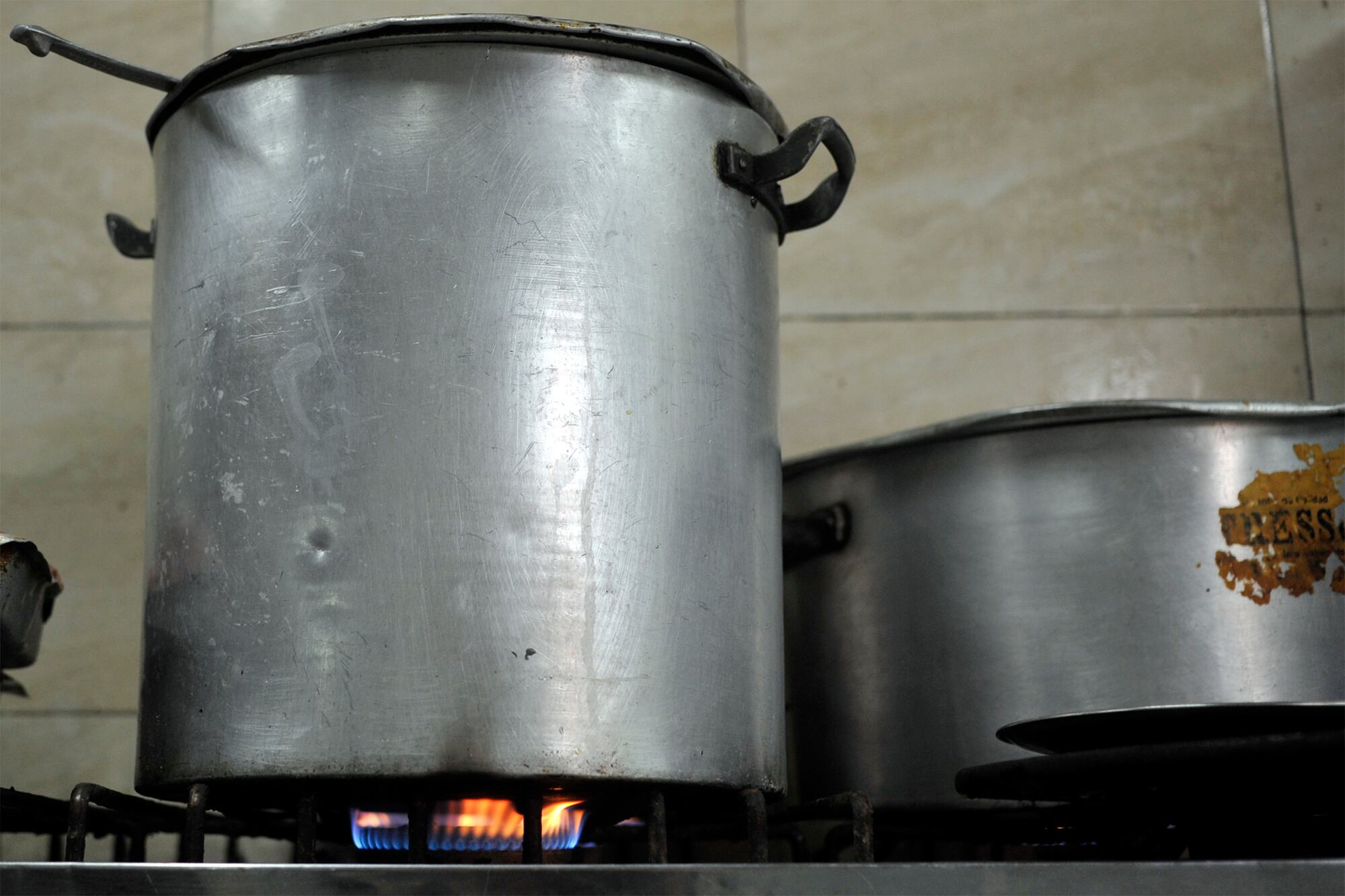 Hay que parar la olla pero ahorrando todo el gas que se posible.