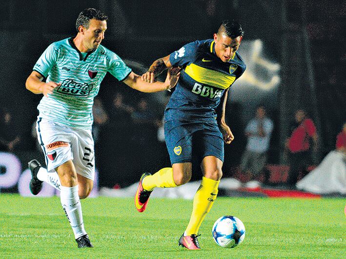 Centurión se escapa de la marca de Ledesma en un tramo del partido.