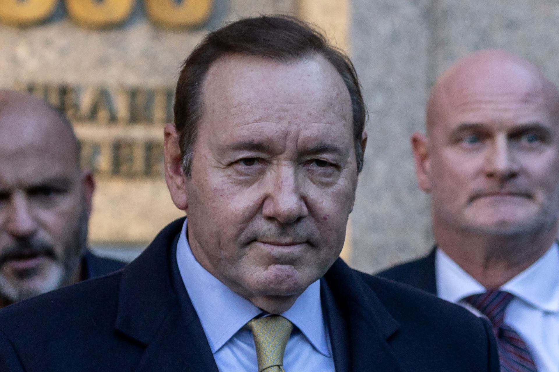 El actor Kevin spacey al salir este jueves del tribunal de Nueva York, después de haber sido declarado "no responsable"  de agresión sexual por un jurado. (Foto: AFP)