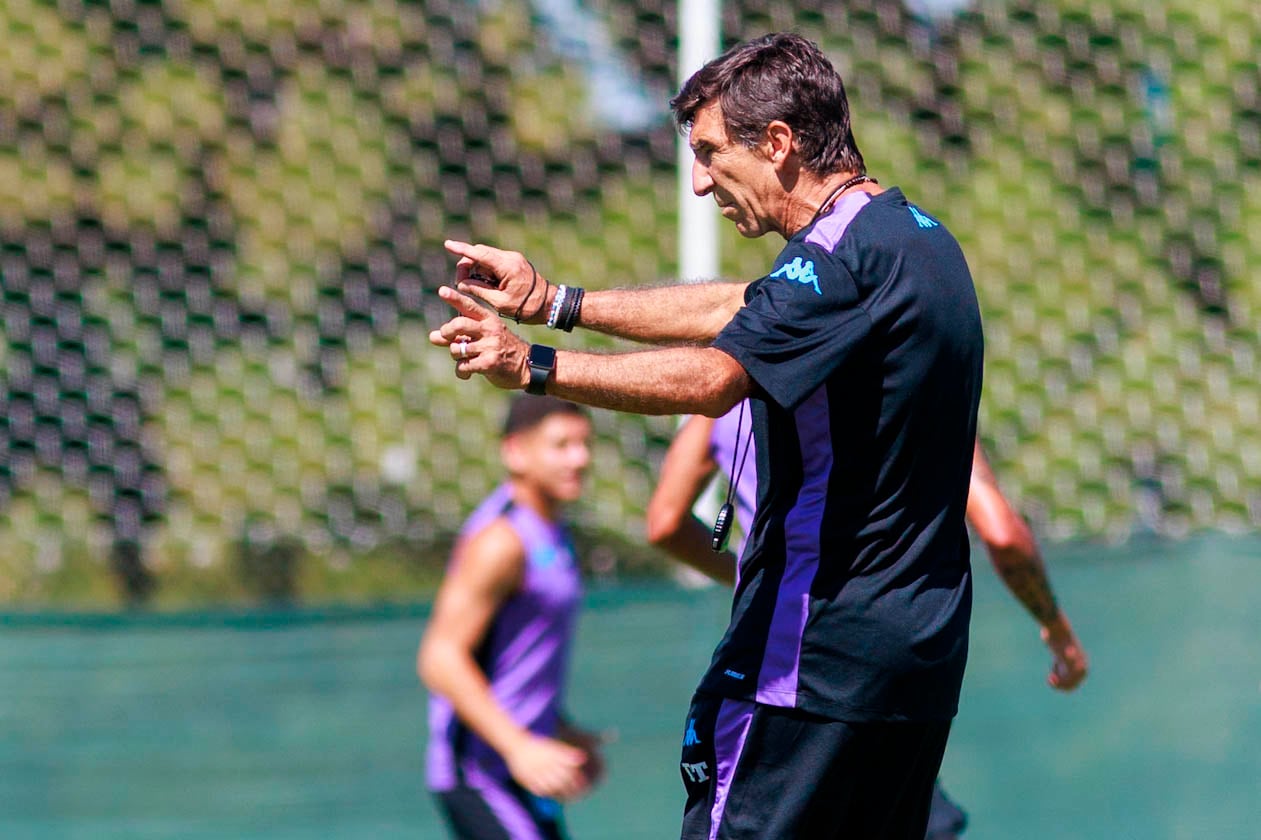 Gustavo Costas necesita que su Racing sume en el Apertura