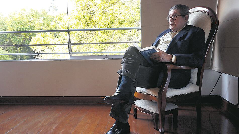 Bryce Echenique, autor de Un mundo para Julius, tiene 80 años.