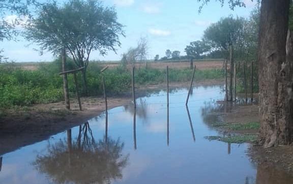 Las familias aseguran que el agua del canal se filtra y avanza hacia sus viviendas 