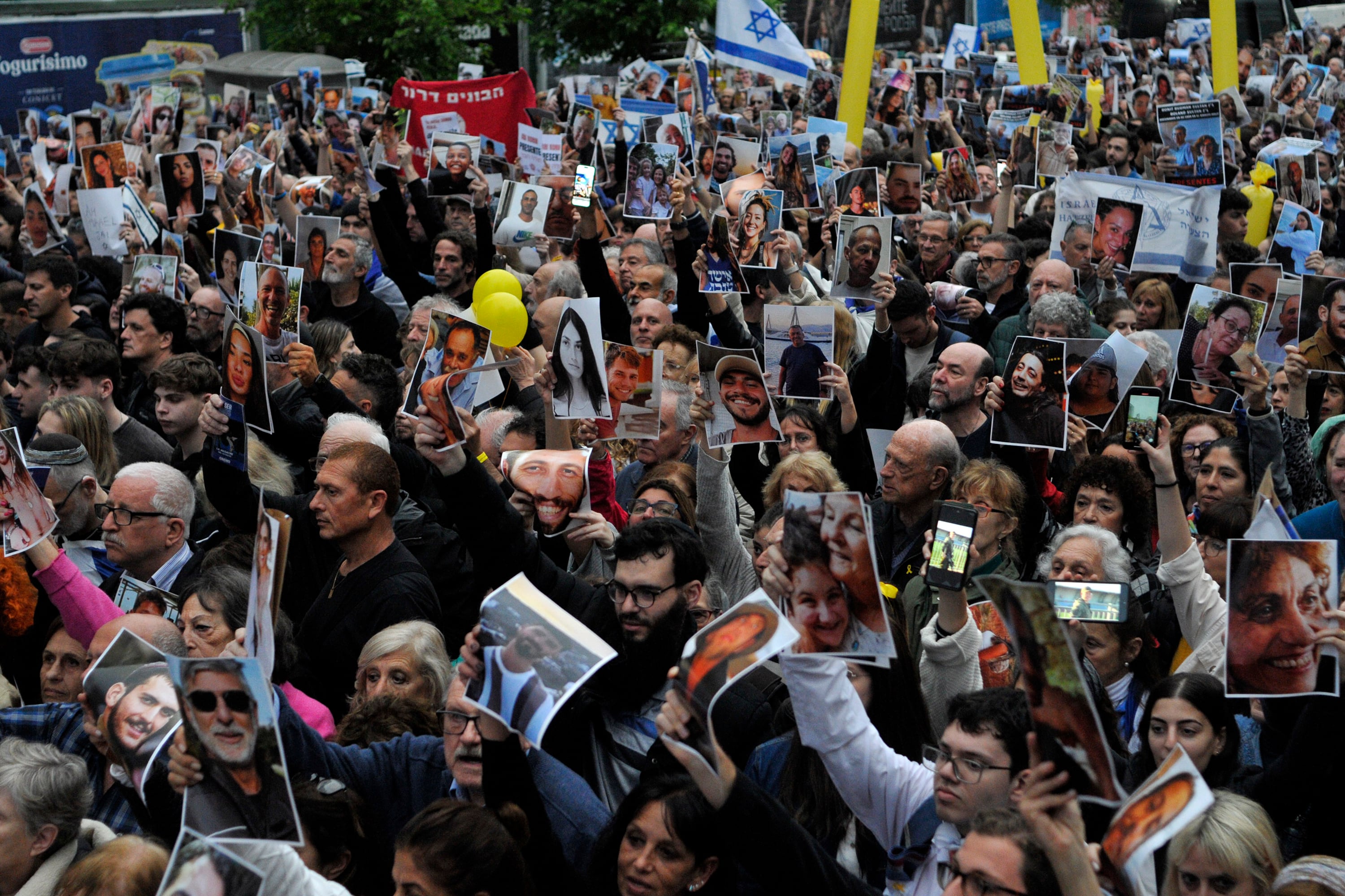 Los manifestantes portaron banderas israelíes y fotos con las caras de los rehenes