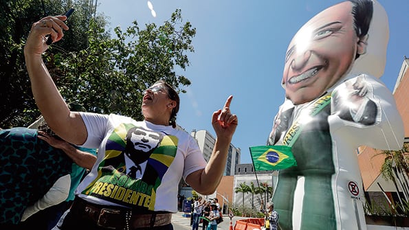 Simpatizantes de Bolsonaro instalan un muñeco inflable con la imagen del candidato en la puerta del hospital Albert Einstein.