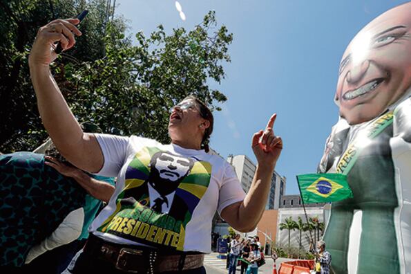 Simpatizantes de Bolsonaro instalan un muñeco inflable con la imagen del candidato en la puerta del hospital Albert Einstein.