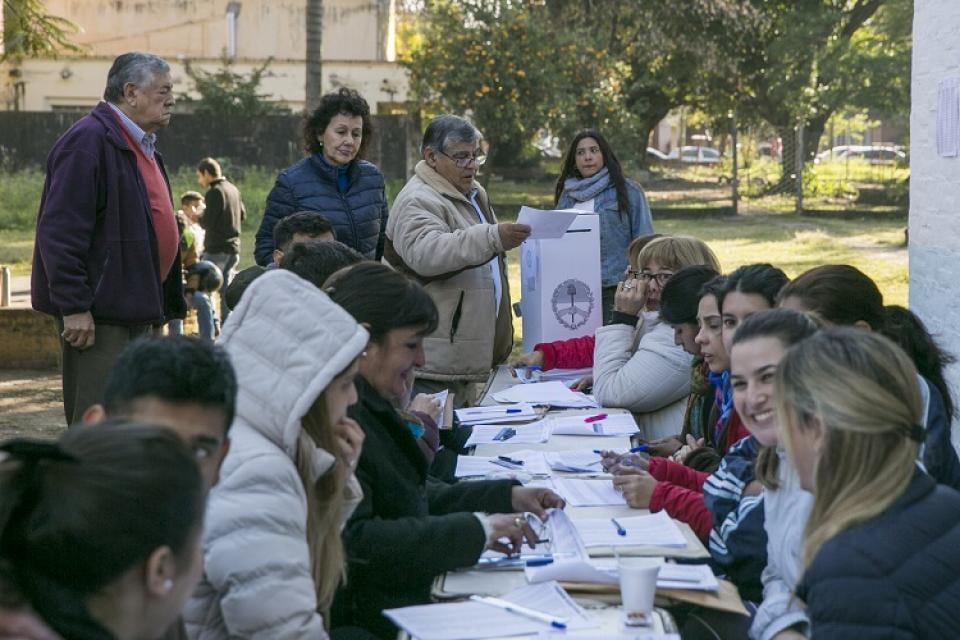 Es el presidente de mesa el que controla el conteo de votos.