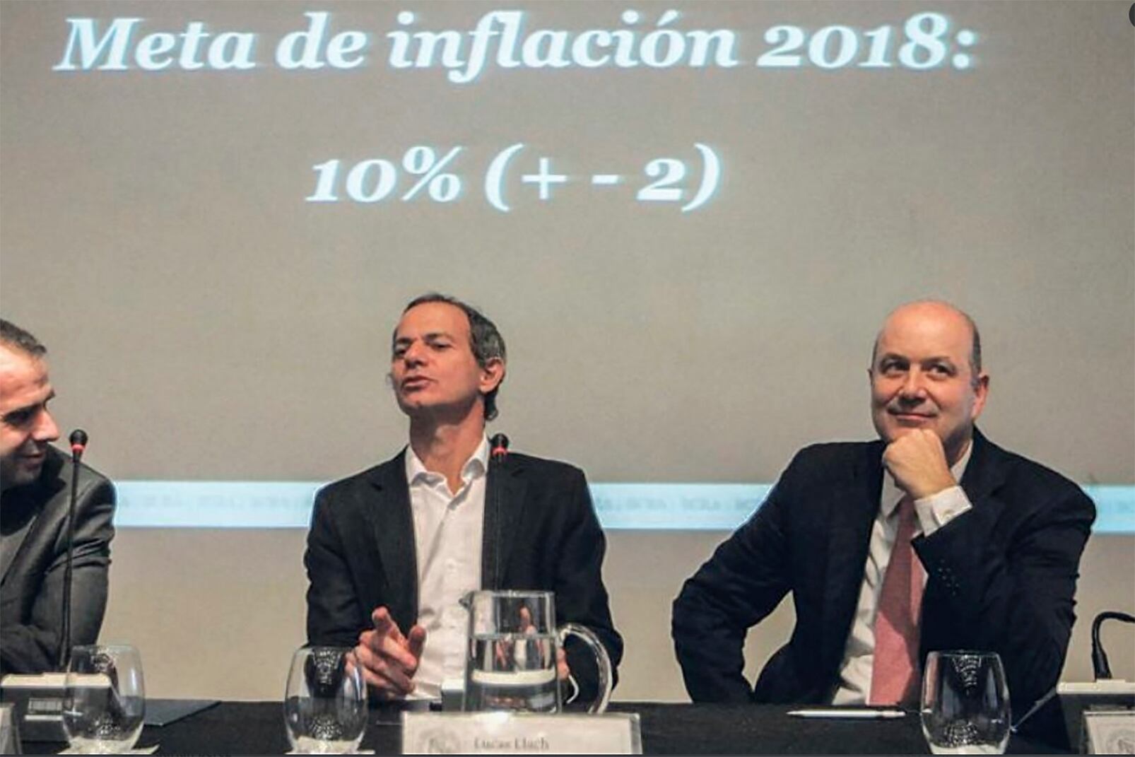 Lucas Llach y Federico Sturzenegger en pleno anuncio de la inflación prevista para 2018. Previeron 10%, fue el 48.