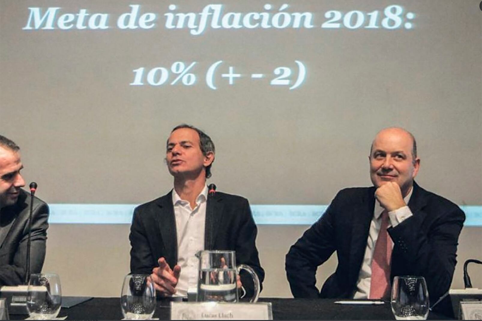 Lucas Llach y Federico Sturzenegger en pleno anuncio de la inflación prevista para 2018. Previeron 10%, fue el 48.