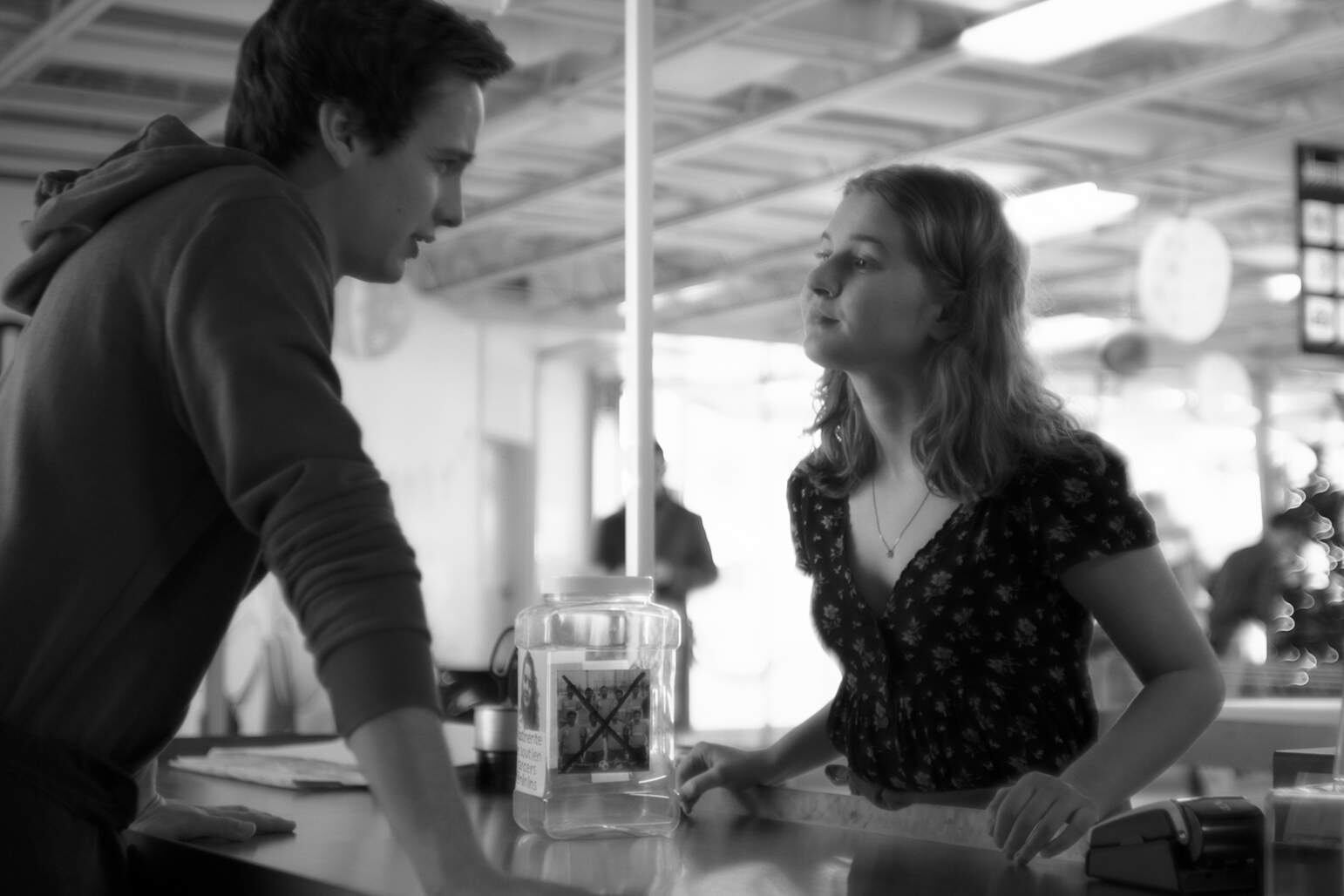 Las chicas se divierten, pero en blanco y negro.