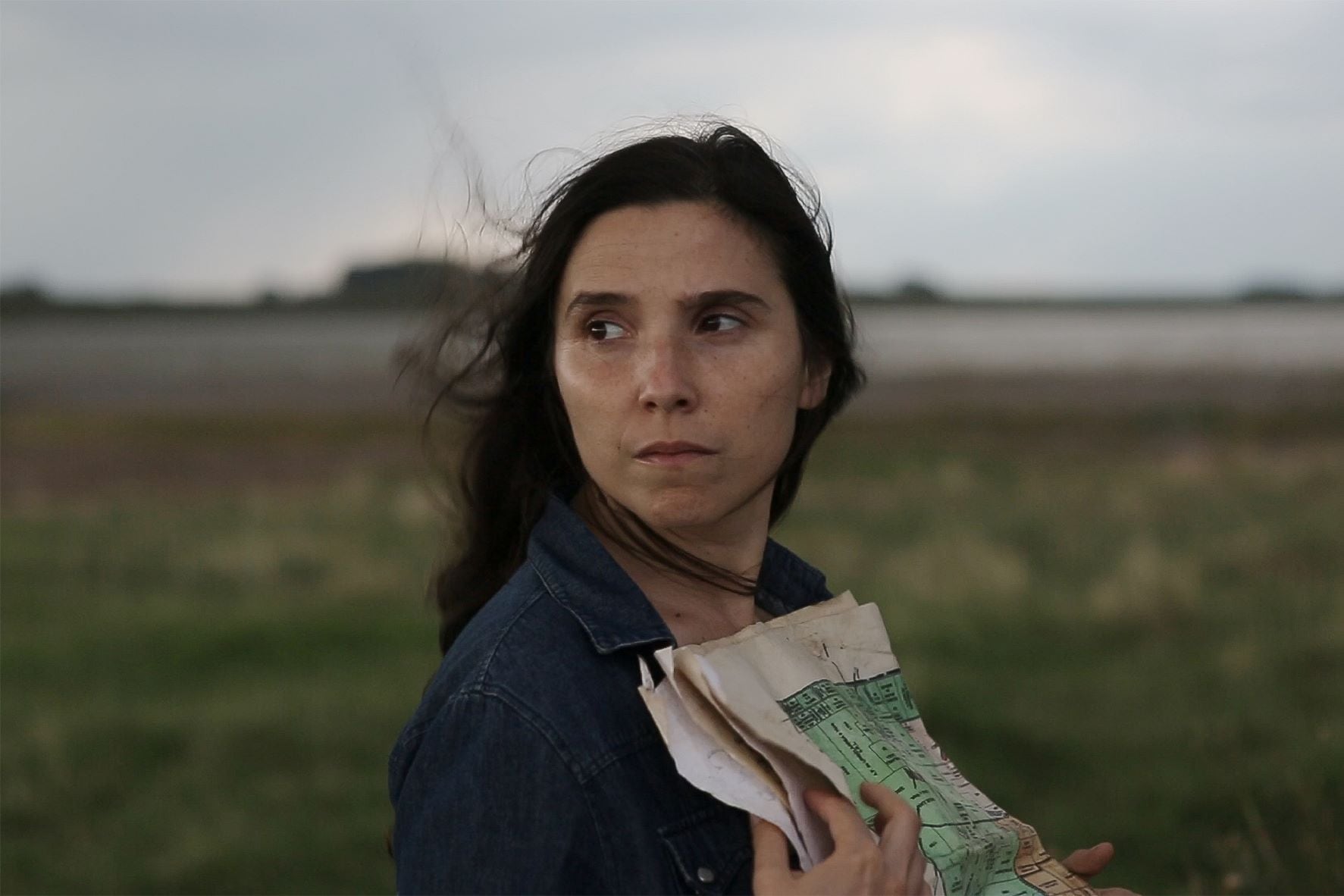 Paredes como Laura en "Trenque Lauquen", mapa en mano detrás de un misterio.