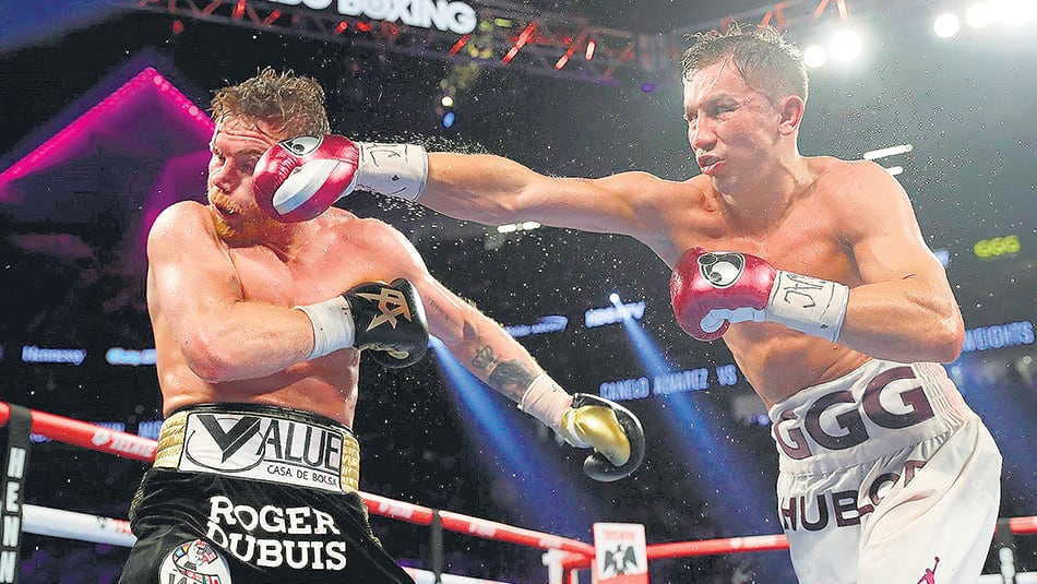Golovkin conecta una derecha en el rostro de Alvarez, en uno de los momentos calientes de la noche.