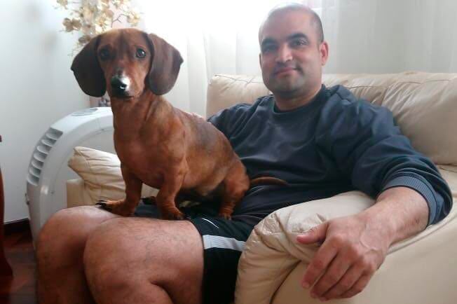 Galván tiene 44 años y trabaja como piloto de ensayos de vuelos en la Fuerza Aérea. 