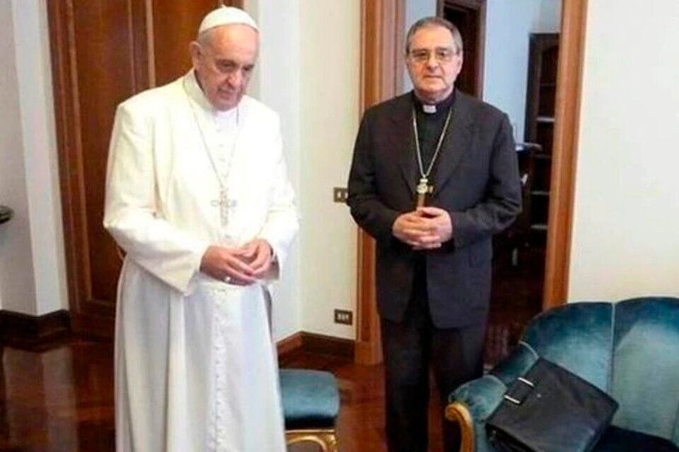El presidente de la Conferencia Episcopal, Oscar Ojea, junto al Papa Francisco.