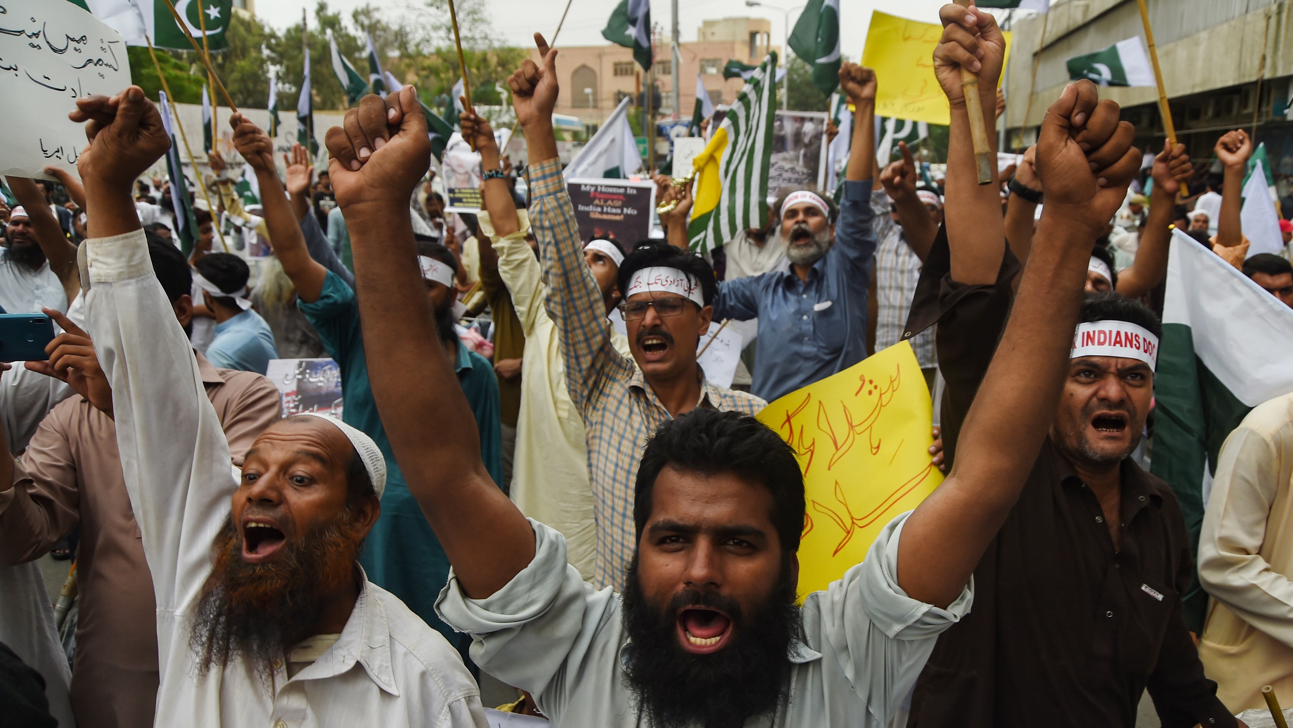 Simpatizantes de la organización paquistaní Jamaat-ud-Dawa reaccionaron al anuncio de India.