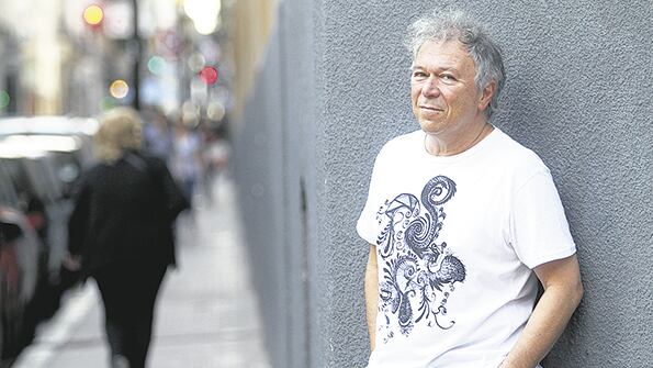 “En Jamaica me encontré con un montón de cementerios judíos”, se sorprende Miguel Kohan.