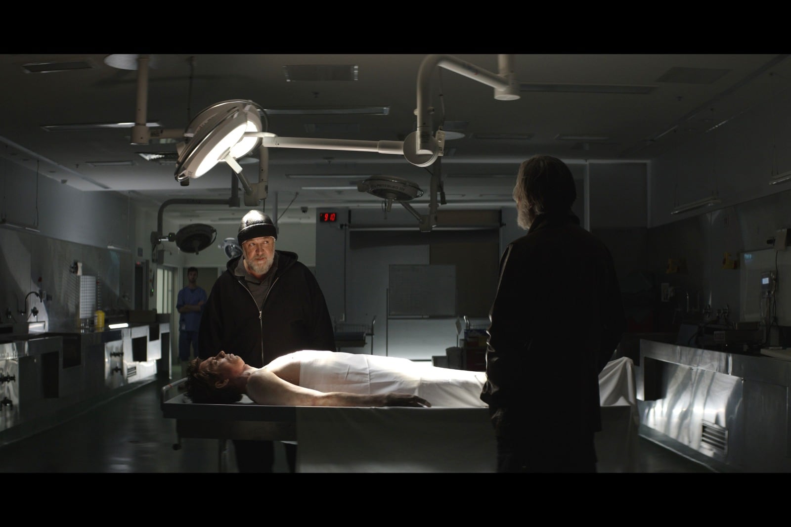 En una película rutinaria, Crowe pone algo de oficio.