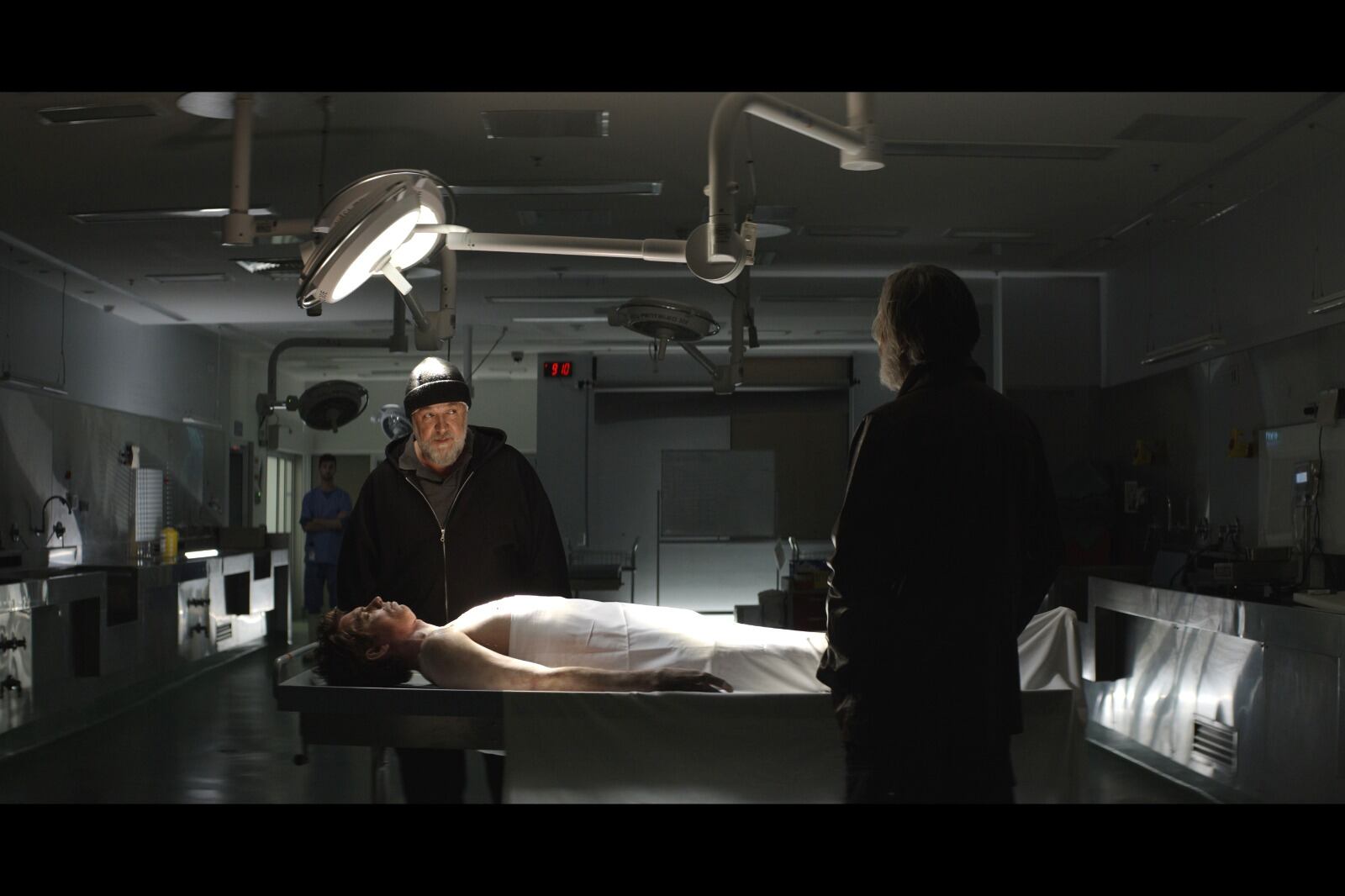 En una película rutinaria, Crowe pone algo de oficio.