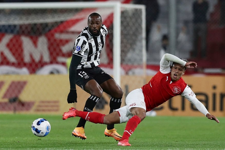 El gigante Luiz Otávio (1,90 metro) deja en el piso a Domingo Blanco (1,67)