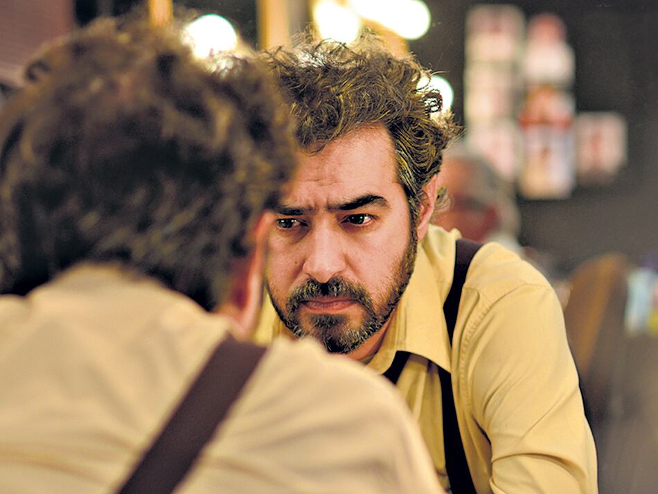 Emad pasa del arquetipo de liberal culto a exhibir componentes machistas que permanecían ocultos.