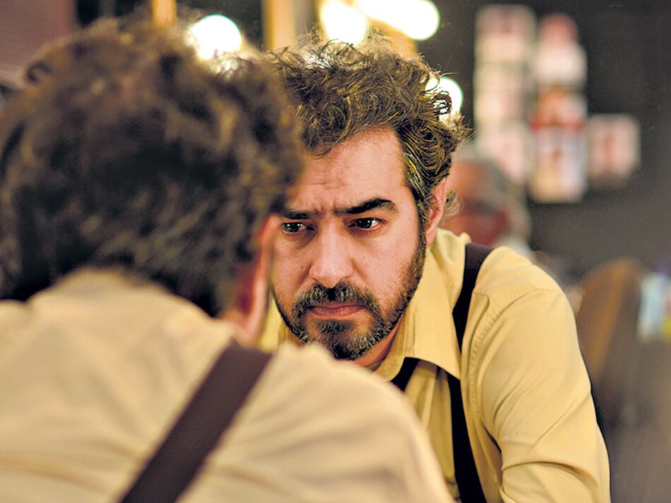 Emad pasa del arquetipo de liberal culto a exhibir componentes machistas que permanecían ocultos.