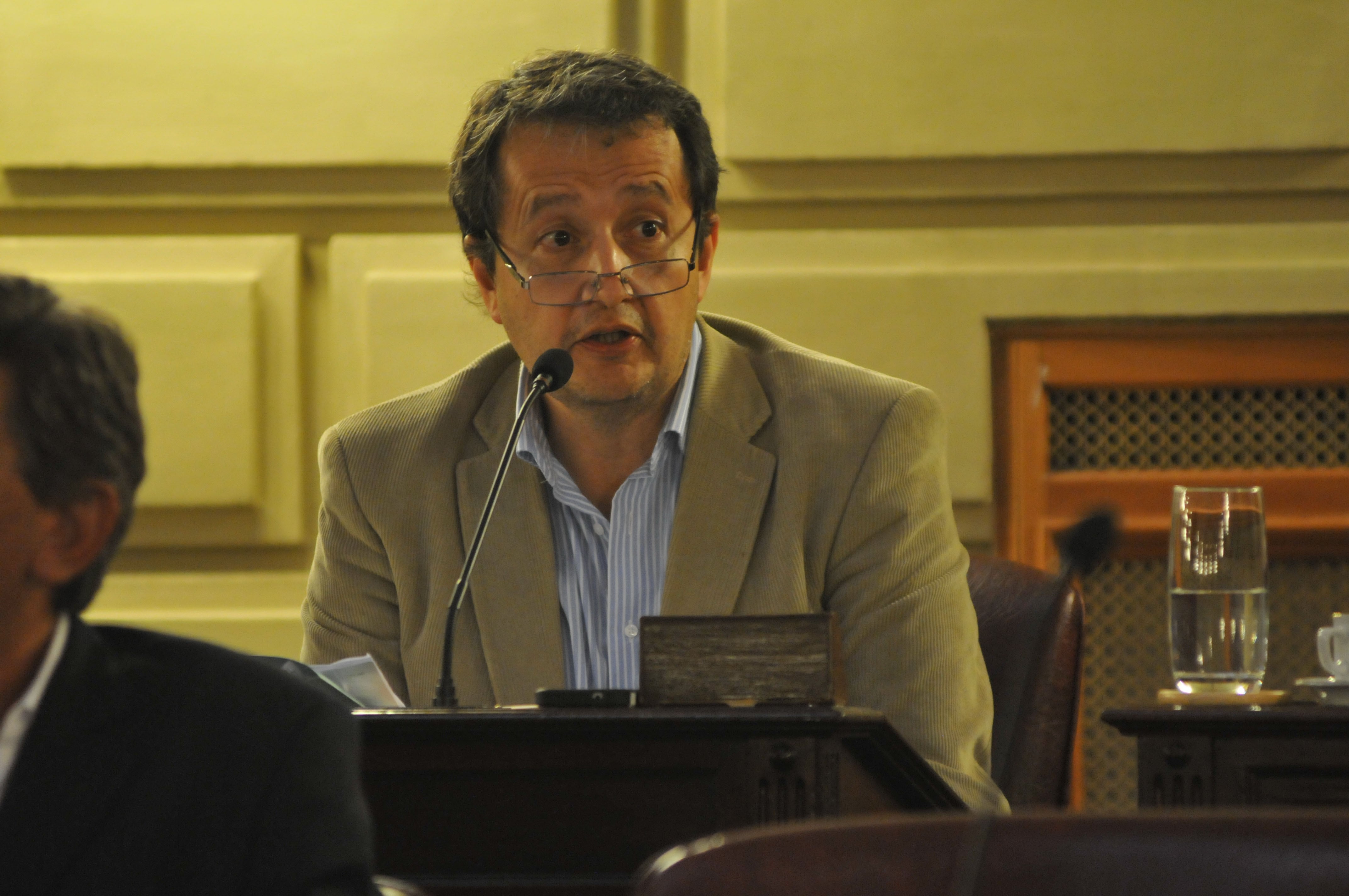 El diputado Del Frade le apunta al responsable del puerto local y al mismísimo presidente.