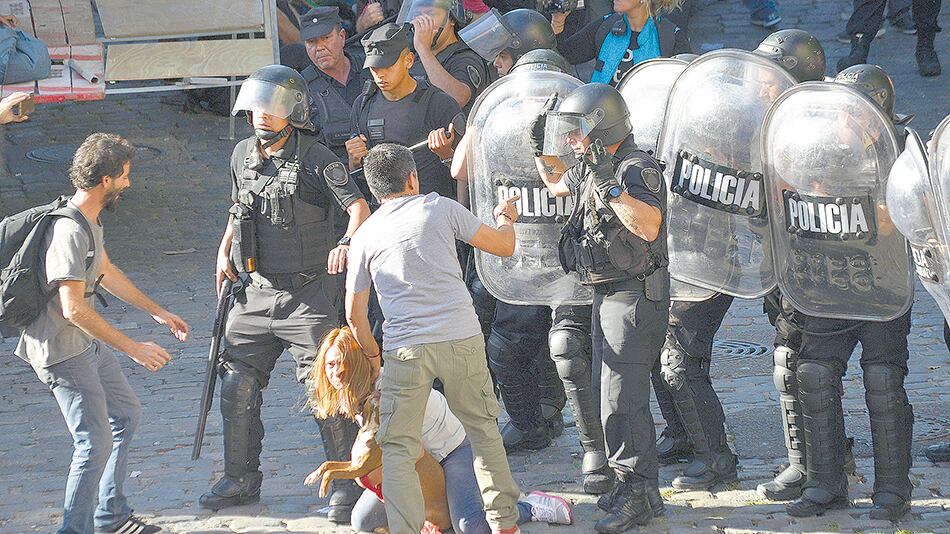 Las personas detenidas fueron tres mujeres y quince varones.