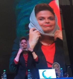 Dilma Rousseff y Hebe de Bonafini, quien le entregó el pañuelo de las Madres de Plaza de Mayo